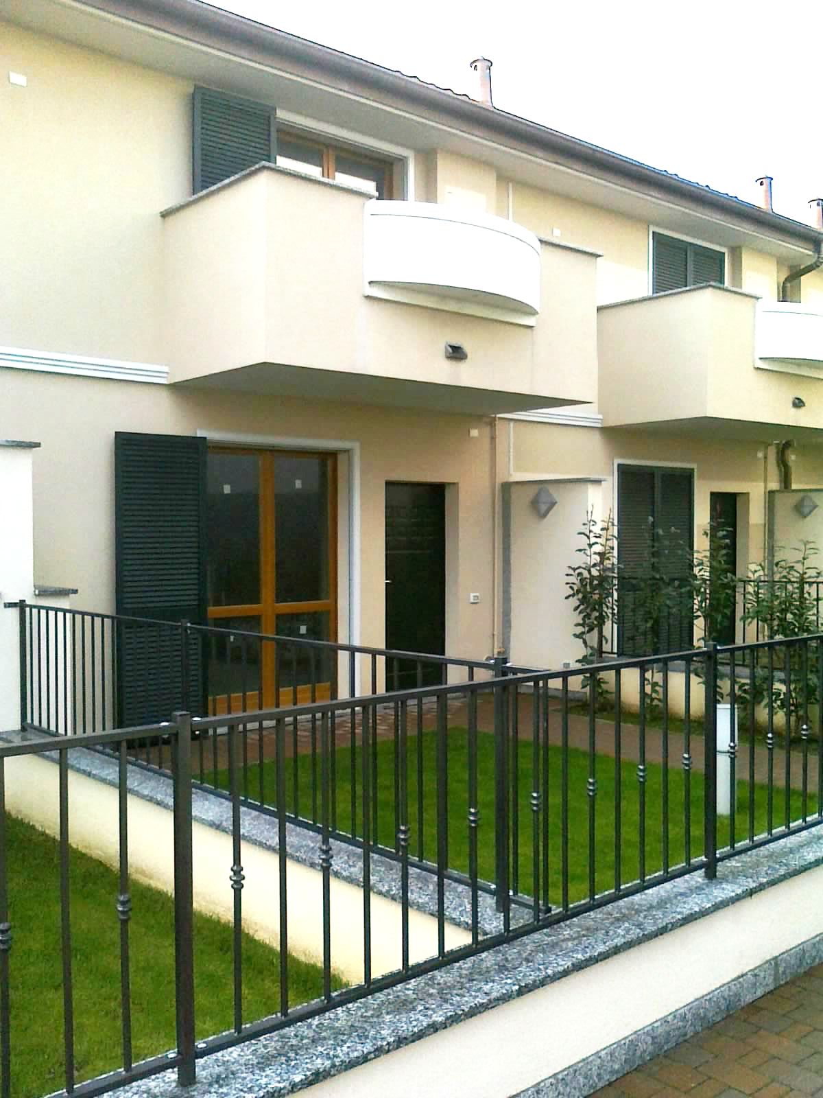 BUSTO ARSIZIO - TRILOCALE - Zona Stazione FNM - Centro
Piccolo trilocale terra-tetto indipendente. Nuovo! Compreso Box € 215.000. Cl.en. B ipe 57,68. Rif.: RC.123