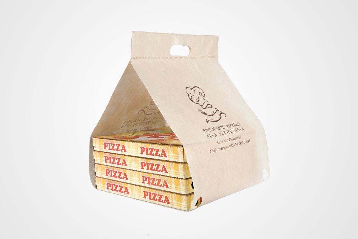 Carry Away, la nuova busta per il trasporto di pizza e alimenti - Una nuova busta per trasportare pizza e alimenti: una shopper in TNT pratica e riutilizzabile.
Diversi sono i formati di questa innovativa borsa in tnt per alimenti da asporto, ideale per pizza, pasta fresca, gelato e prodotti di pasticceria.
I porta pizza in TNT consentono, a seconda dei formati standard o personalizzati, di trasportare comodamente anche 5/6 pizze, a disposizione del cliente ci sono diversi colori e la shopper è completamente personalizzabile per grafica e finiture.
Comodità, praticità, rispetto dell’ambiente: tutto in un unico prodotto.
Le borse in TNT per alimenti di Plasticarta sono riciclabili al 100%, sono idrorepellenti e rispettano le norme vigenti circa il trasporto degli alimenti.
Sono shopper ideali per negozi, pizzerie, pasticcerie e rosticcerie.

Pratiche ed eleganti, confortevoli e personalizzabili, da oggi il tuo negozio avrà un nuovo modo di comunicare e trasportare in sicurezza e praticità i tuoi prodotti alimentari.
Niente più sacchetti anonimi per il cibo da asporto ma un innovativo veicolo del tuo brand: borse in TNT per alimenti.
Carry Away è un prodotto brevettato.