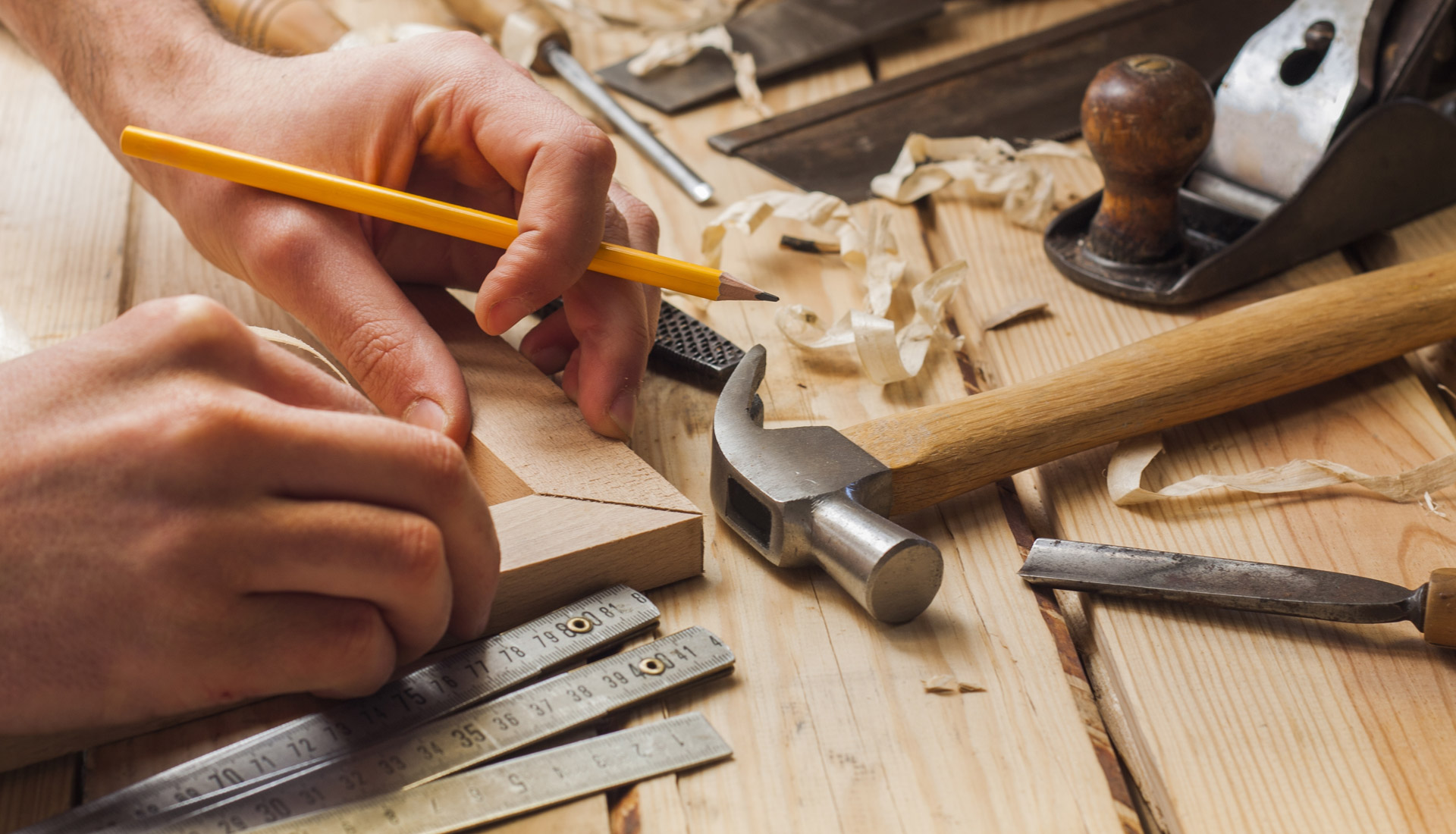 OPERE DI FALEGNAMERIA IN CANTIERE - 3 Emme vanta una squadra professionale di falegnami, capaci di realizzare tutte le opere necessarie in fase di cantiere. L’alta competenza del reparto falegnameria permette anche di risolvere eventuali problemi tecnici o concettuali fino a realizzare soluzioni personalizzate. 3 Emme inoltre fornisce anche falegnami e tecnici alle aziende che ne facciano richieste per soddisfare specifiche necessità.