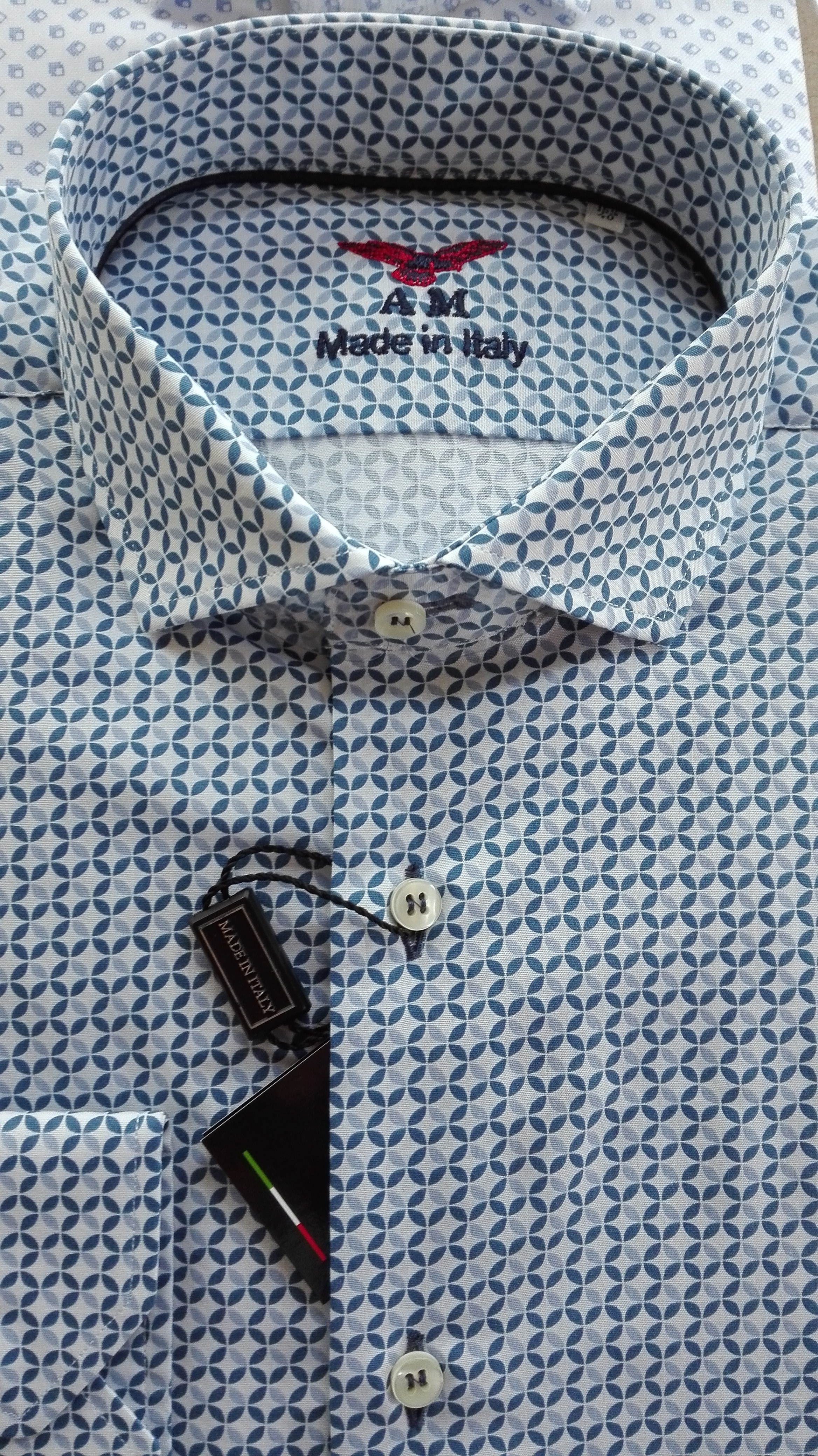 Camicia popeline confort stampato - Collo francese piccolo
Mod slim
Ricamo e finiture blu
Tagie 38 39 40 41 42 43
