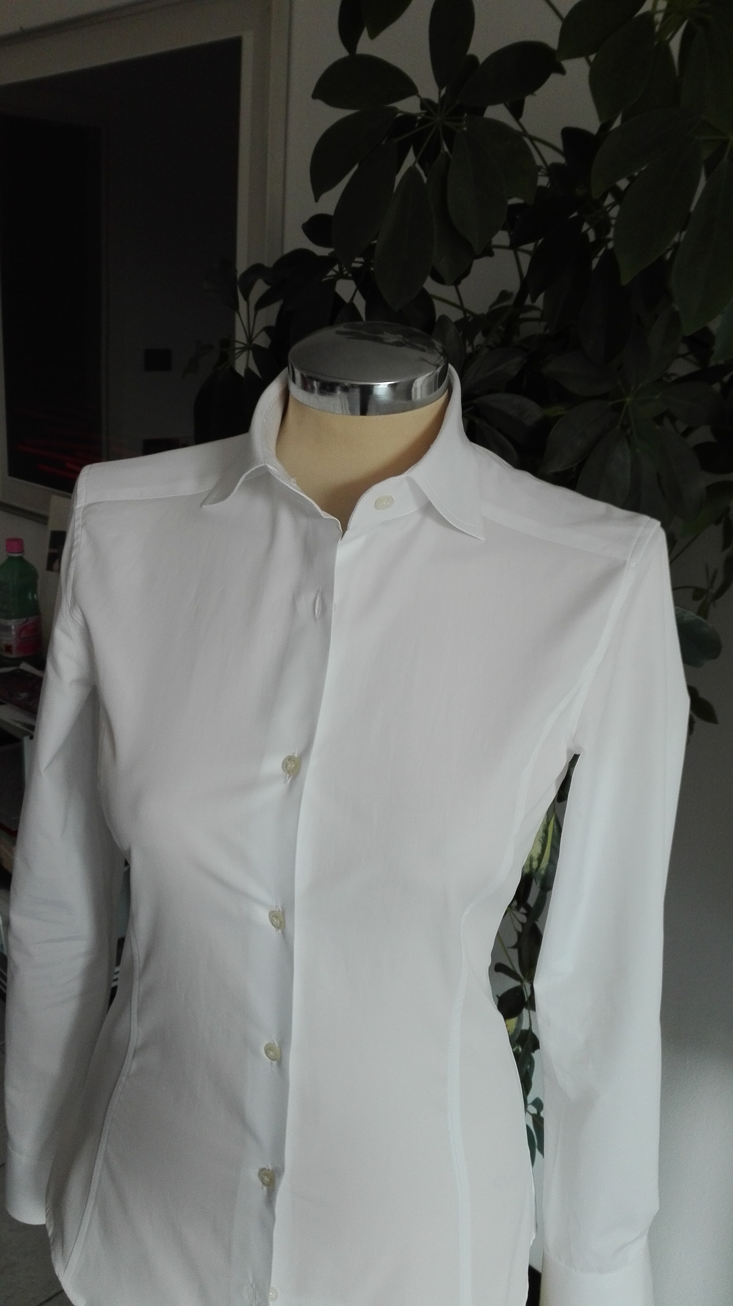  Camicia bianca DONNA doppio ritorto cot - Modello 101
Collo francese alto
Cucita e ribattuta completamente.

Taglie 38 40 42 44 46 48 50 e
