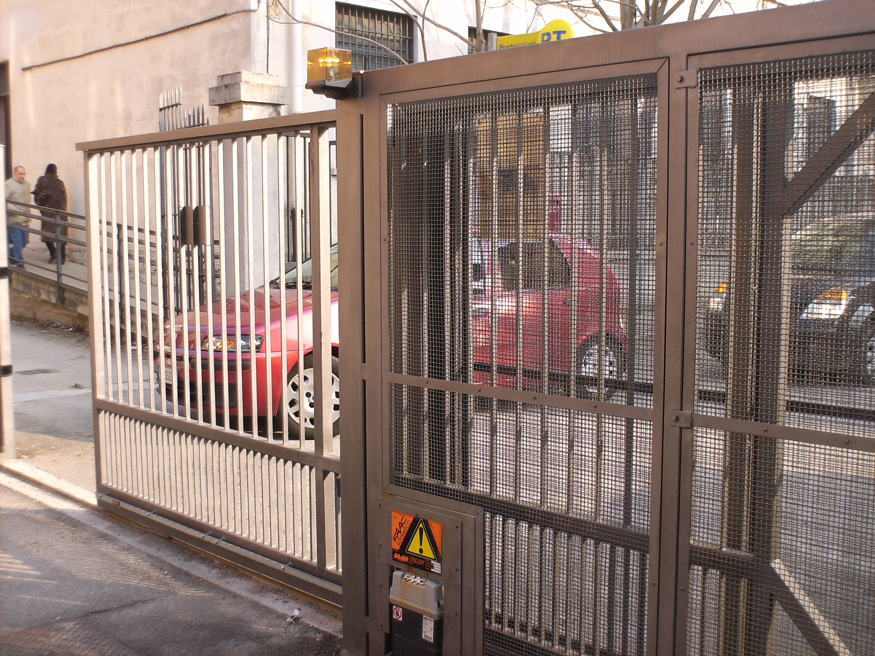 CANCELLO SCORREVOLE CONDOMINIALE CON RETE DI PROTEZIONE VIA DI CORSA A NORMATIVA ANTI CONVOGLIAMENTO