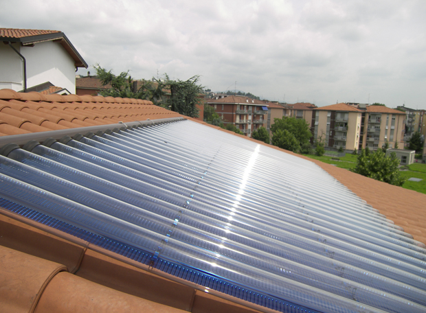 PANNELLO SOLARE TERMICO - Il nostro impianto solare realizzato con pannelli solari sottovuoto e studiato a doc per fornire l'acqua calda necessaria all'abitazione e può essere integrato anche all'impianto di riscaldamento, per il semplice motivo che l'impianto funziona anche nei periodi invernali