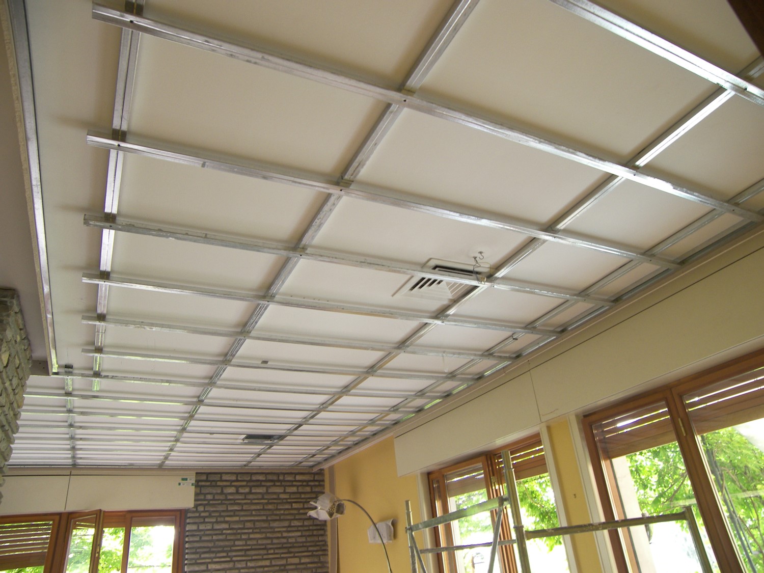 IMPIANTO DI RISCALDAMENTO A SOFFITO - Realizzazione di nuovo impianto a soffitto per riscaldamento e raffrescamento a soffitto. Sopra le doghe a vista verrà posato un pannello in gesso isolato con all'interno la distribuzione. Al termine dei lavori il risultato sarà quello di un normalissimo soffitto ma il rendimento del riscaldamento e del raffrescamento sarà ottimale 